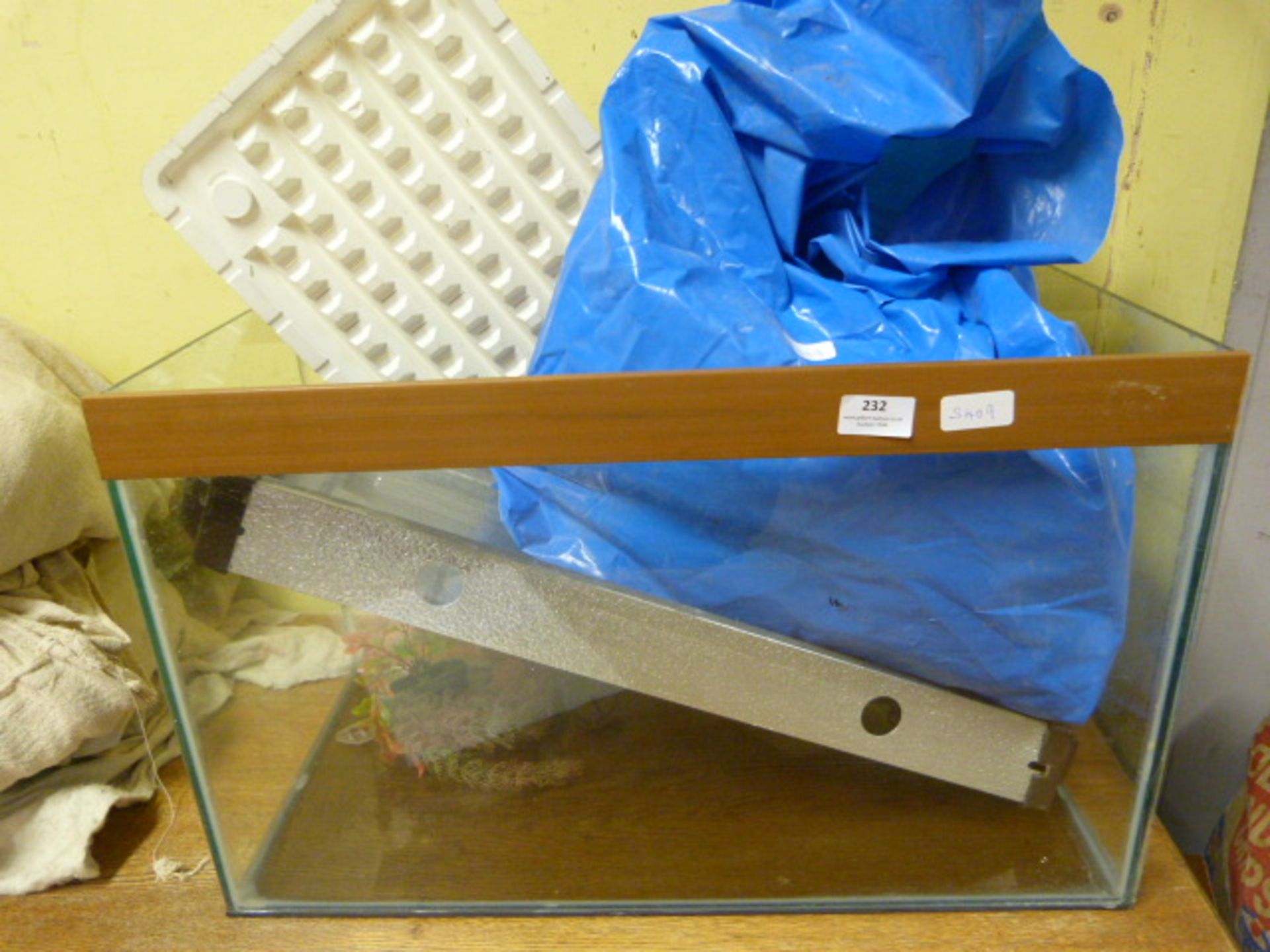 Fish Tank with Accessories 61x38x30cm