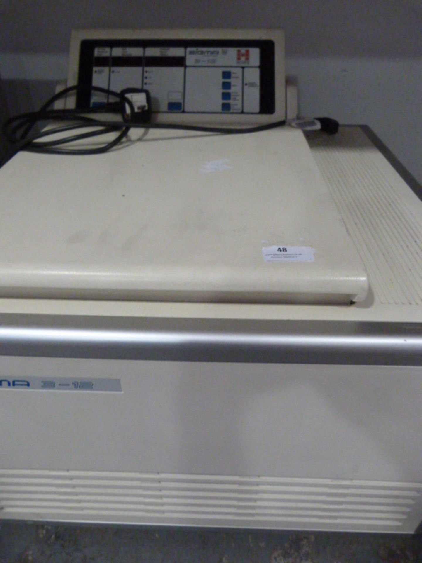 *Howe-Sigma 3-12 Centrifuge (Good Working and Cosmetic Condition)