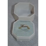 9cT Gold Dress Ring with Clear Cut Stones - Approx 2.3g gross
