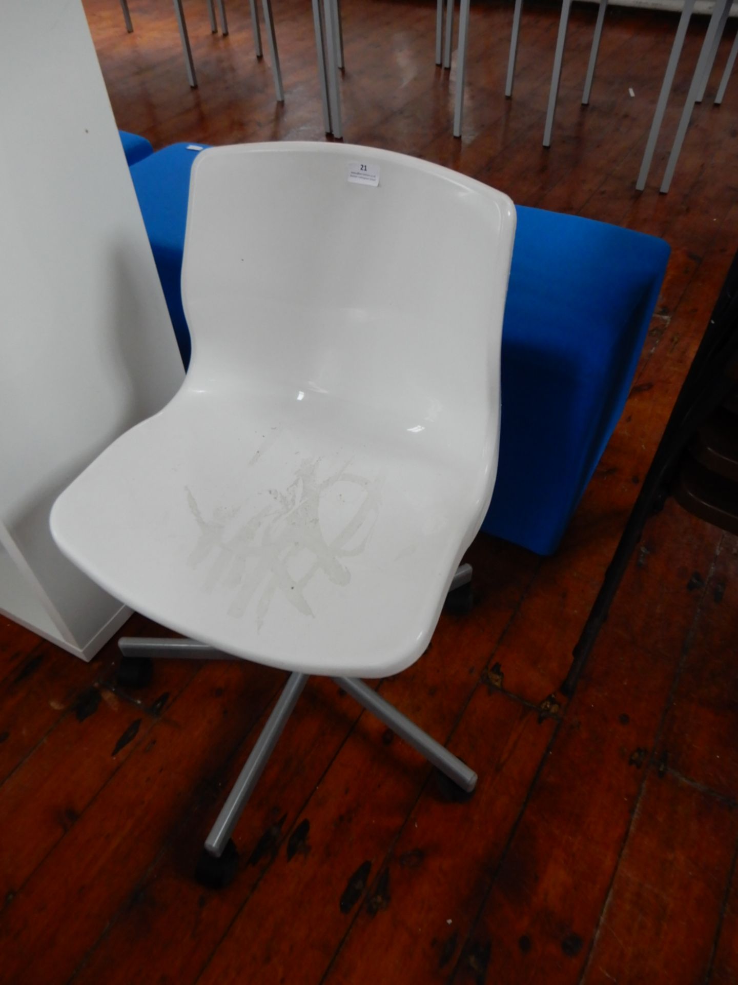 *White High Gloss Swivel Chair - Image 2 of 2