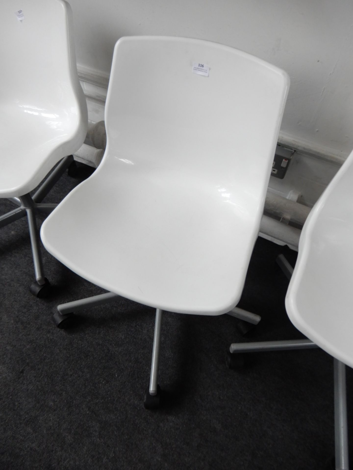 *Hi-Gloss White Swivel Chair - Image 2 of 2