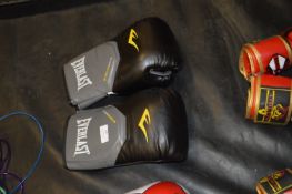 *Pair of Everlast Silvershield Boxing Gloves