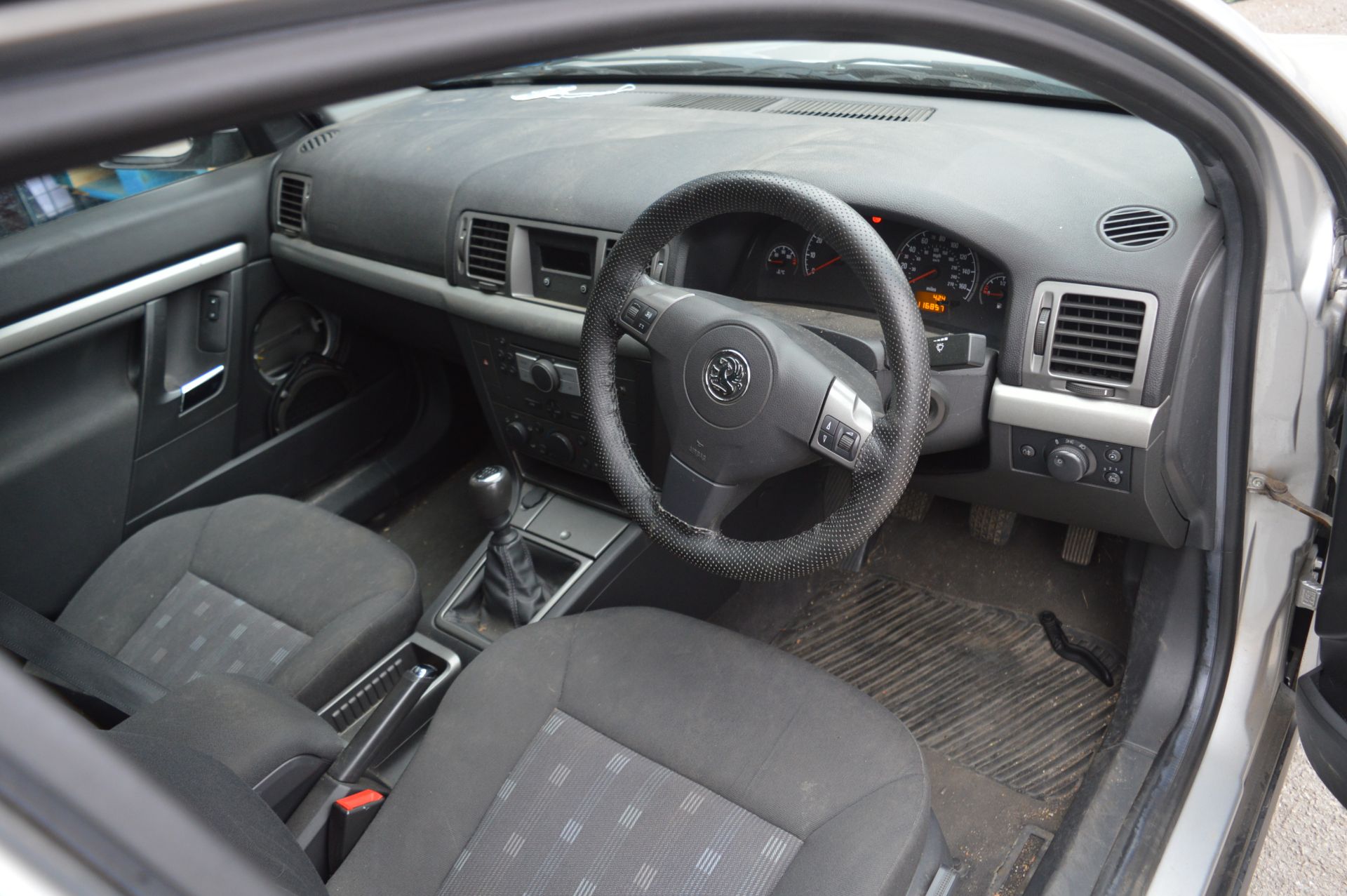 Vauxhall Vectra Estate Reg:AJ08 FNC Mileage:116000 - Image 2 of 6