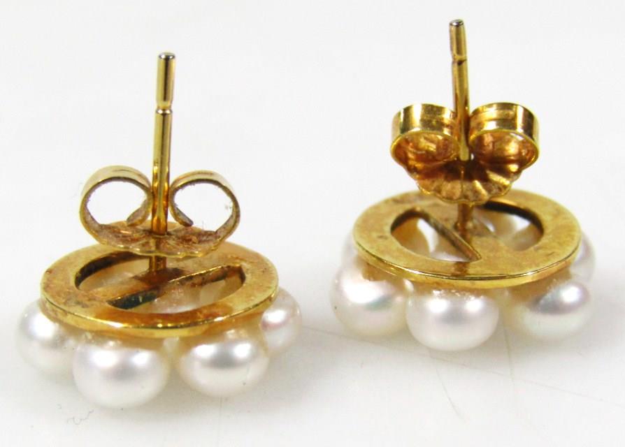 A pair of floral cultured pearl earrings, set with 7 cultured pearls, a yellow metal frame with - Image 2 of 2