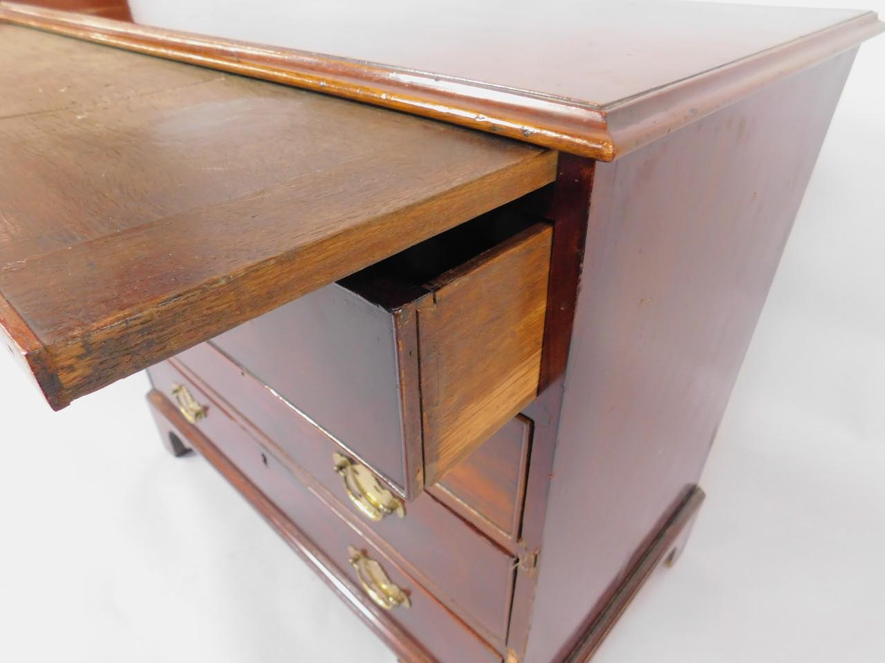 A George III mahogany bachelor's chest of drawers, with brushing slide over four long drawers, - Bild 4 aus 4