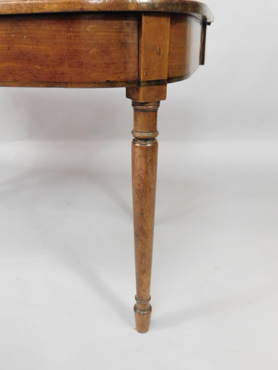 A Georgian mahogany D-end side table, with plain frieze and turned and tapered legs, 122cm wide. - Bild 3 aus 4