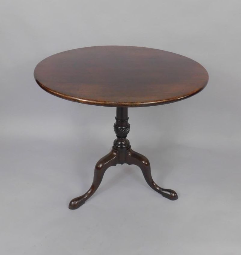 A George III mahogany tilt top occasional oval table, raised on a turned and spiral fluted column, - Bild 2 aus 2