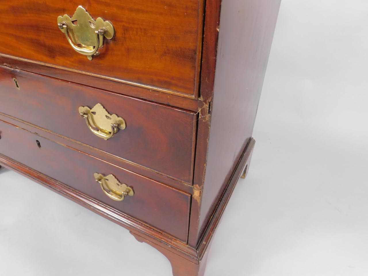 A George III mahogany bachelor's chest of drawers, with brushing slide over four long drawers, - Bild 2 aus 4