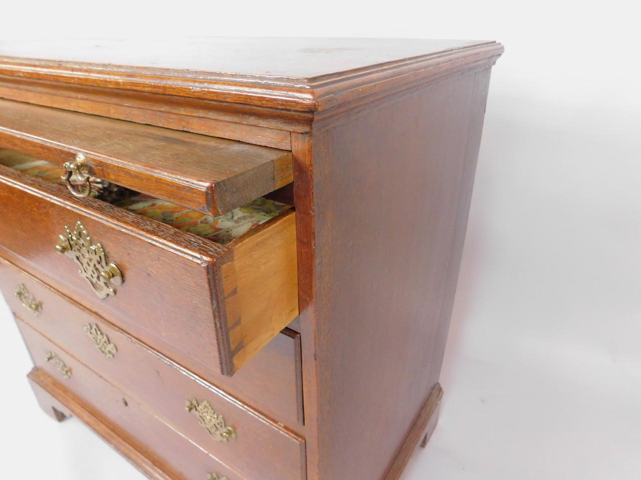 A George III oak bachelor's chest of drawers, with a brushing slide over four graduated long - Bild 3 aus 3