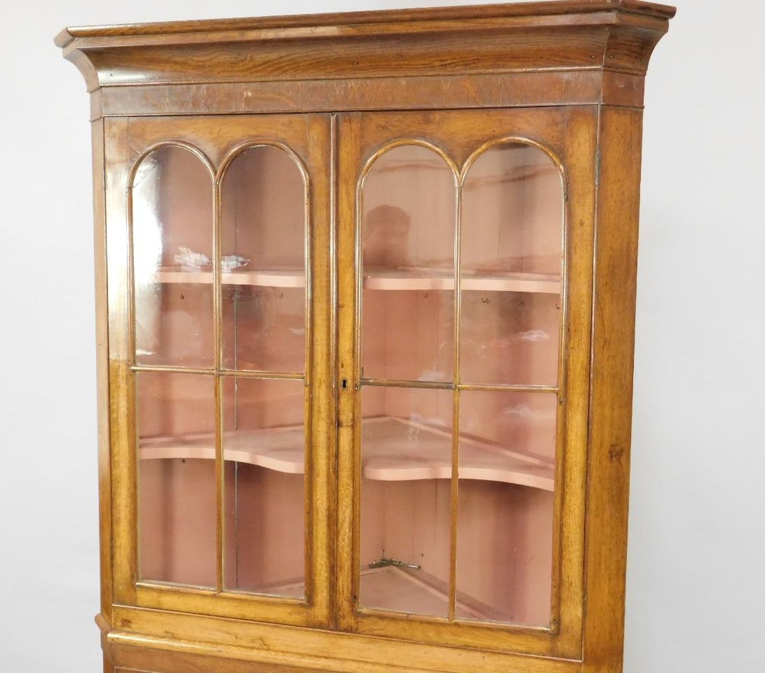 A George oak standing corner cabinet, with glazed upper section, enclosed by two doors with plain - Bild 2 aus 4