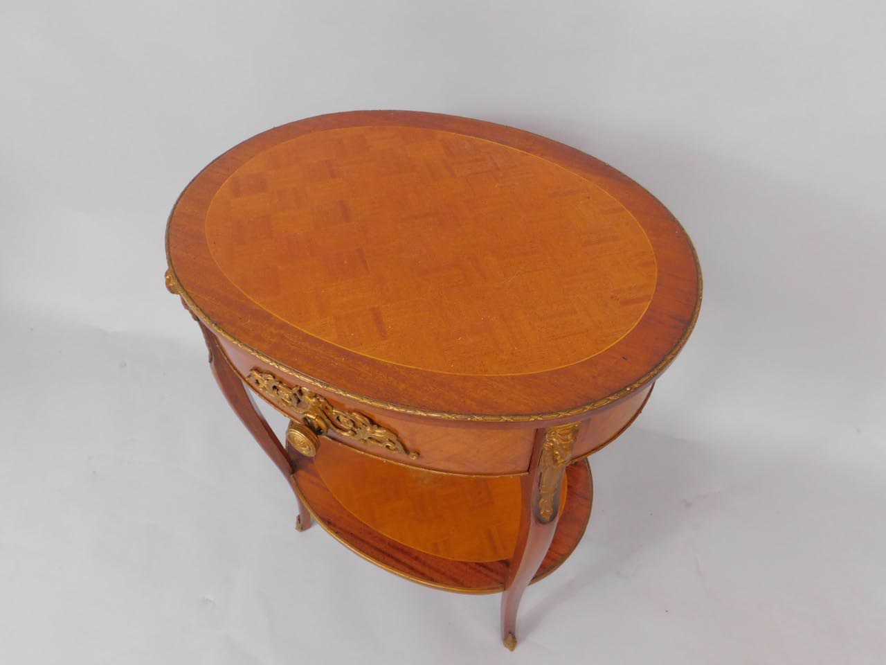 A French Kingwood and mahogany parquetry oval etagere, with brass mounts, single frieze drawer, - Bild 2 aus 2