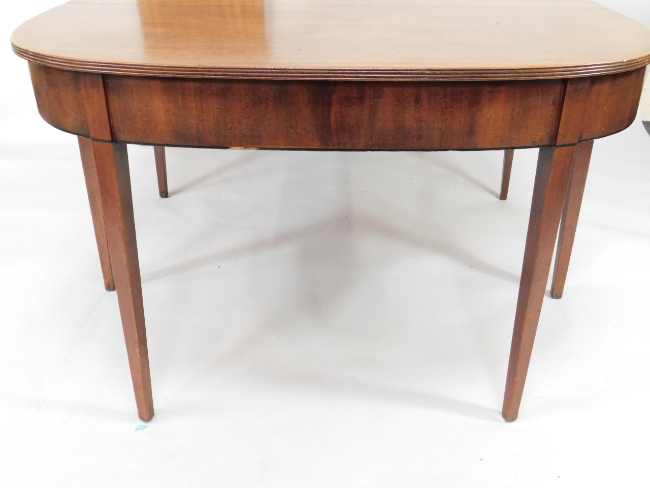 A George III D-end mahogany dining table, with reeded border on square tapered legs with ebony - Bild 2 aus 3