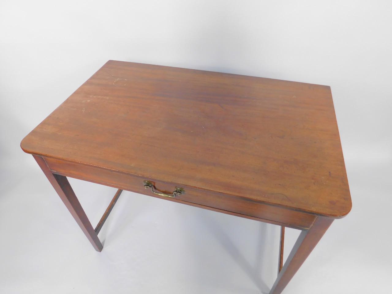 A George III mahogany side table, fitted with a single drawer, on square tapered legs, lacking - Bild 2 aus 2