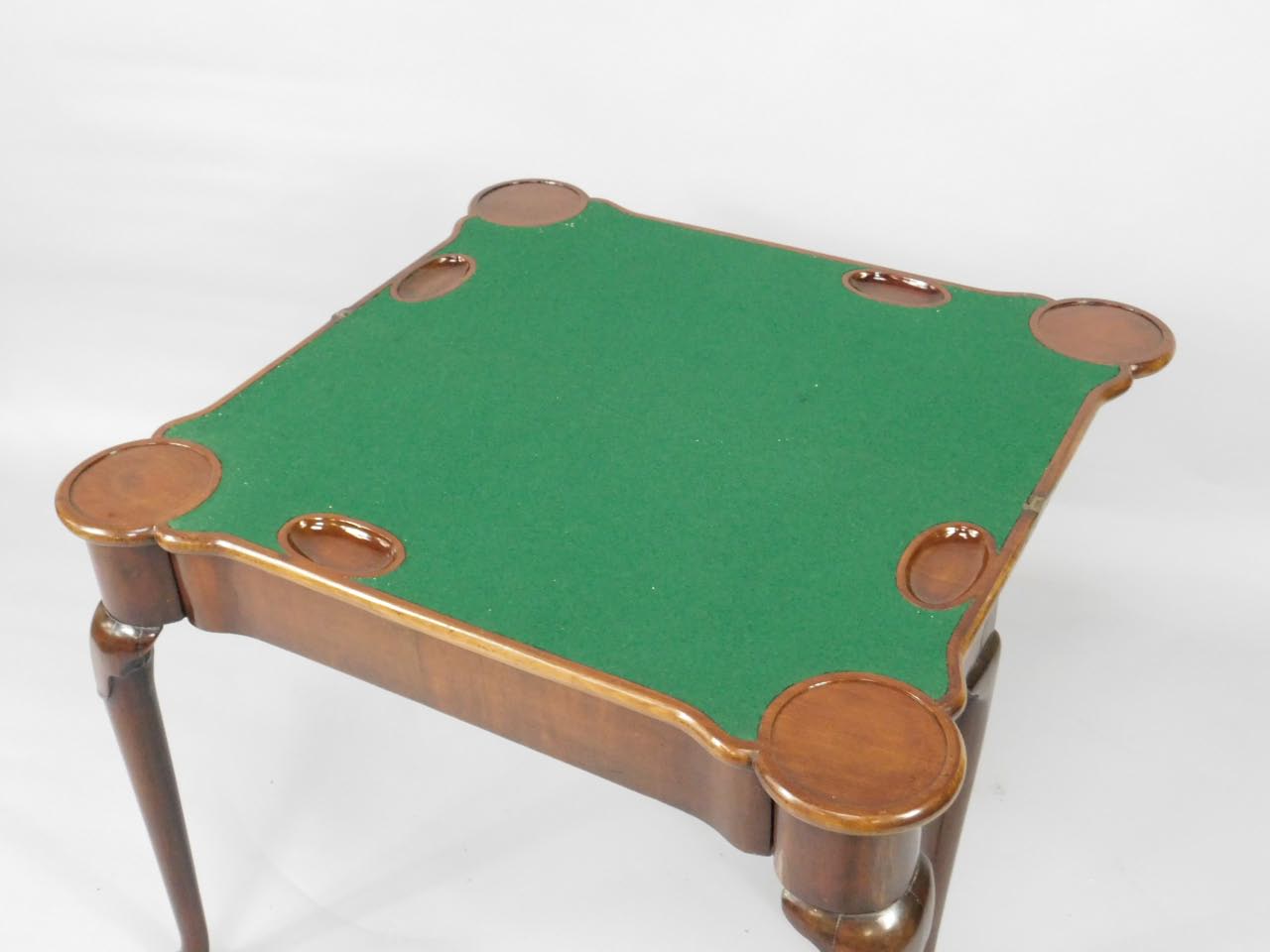 A George II mahogany turnover top card table, with green beize lining and counter cups and candle - Bild 3 aus 4
