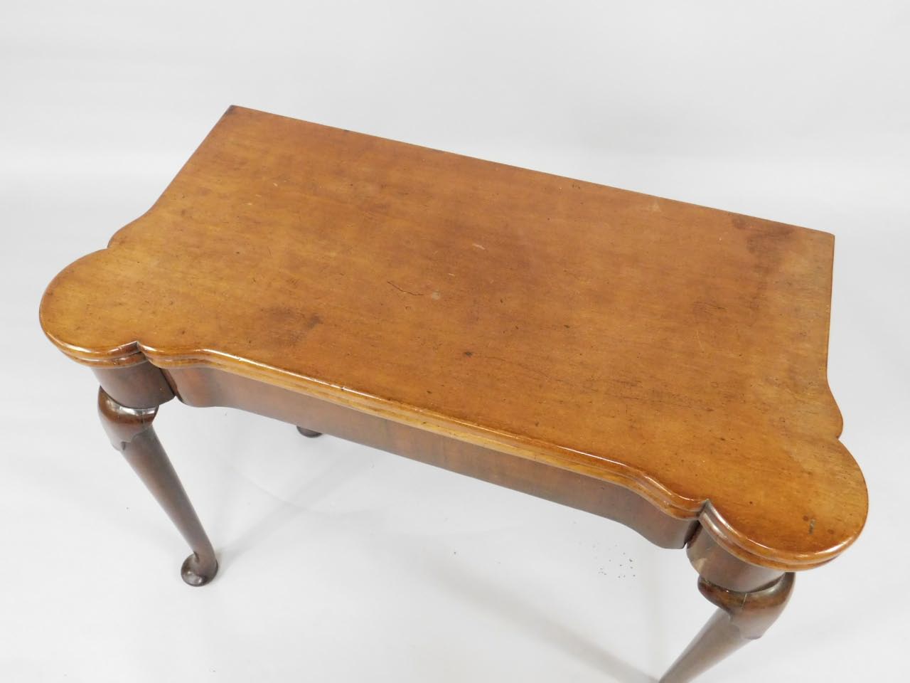 A George II mahogany turnover top card table, with green beize lining and counter cups and candle - Bild 4 aus 4