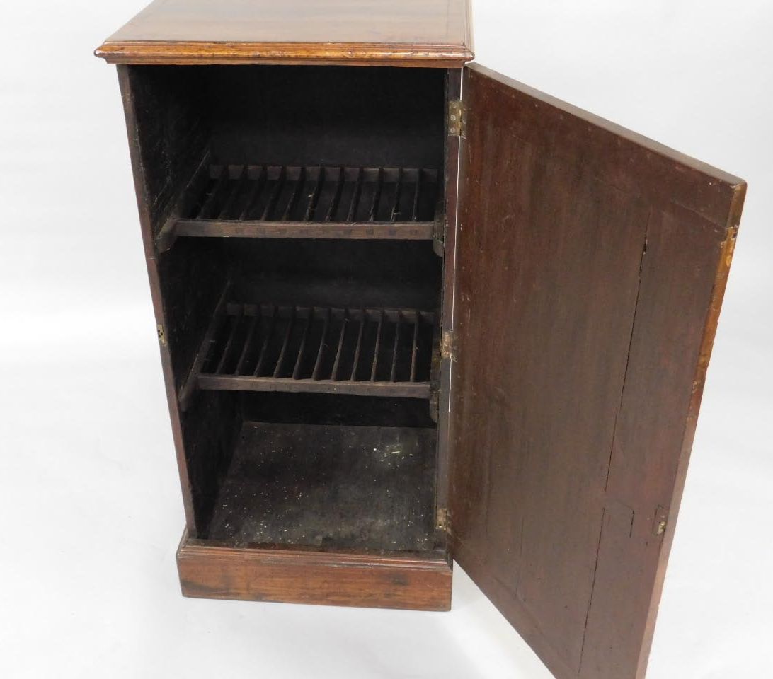 A George III mahogany cellarette cupboard, with cross banding and enclosed by a single door and with - Bild 3 aus 3