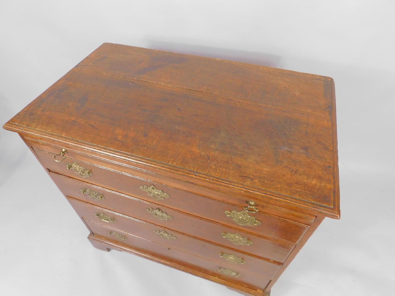 A George III oak bachelor's chest of drawers, with a brushing slide over four graduated long - Bild 2 aus 3