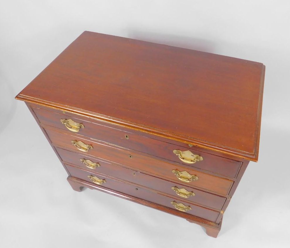 A George III mahogany bachelor's chest of drawers, with brushing slide over four long drawers, - Bild 3 aus 4