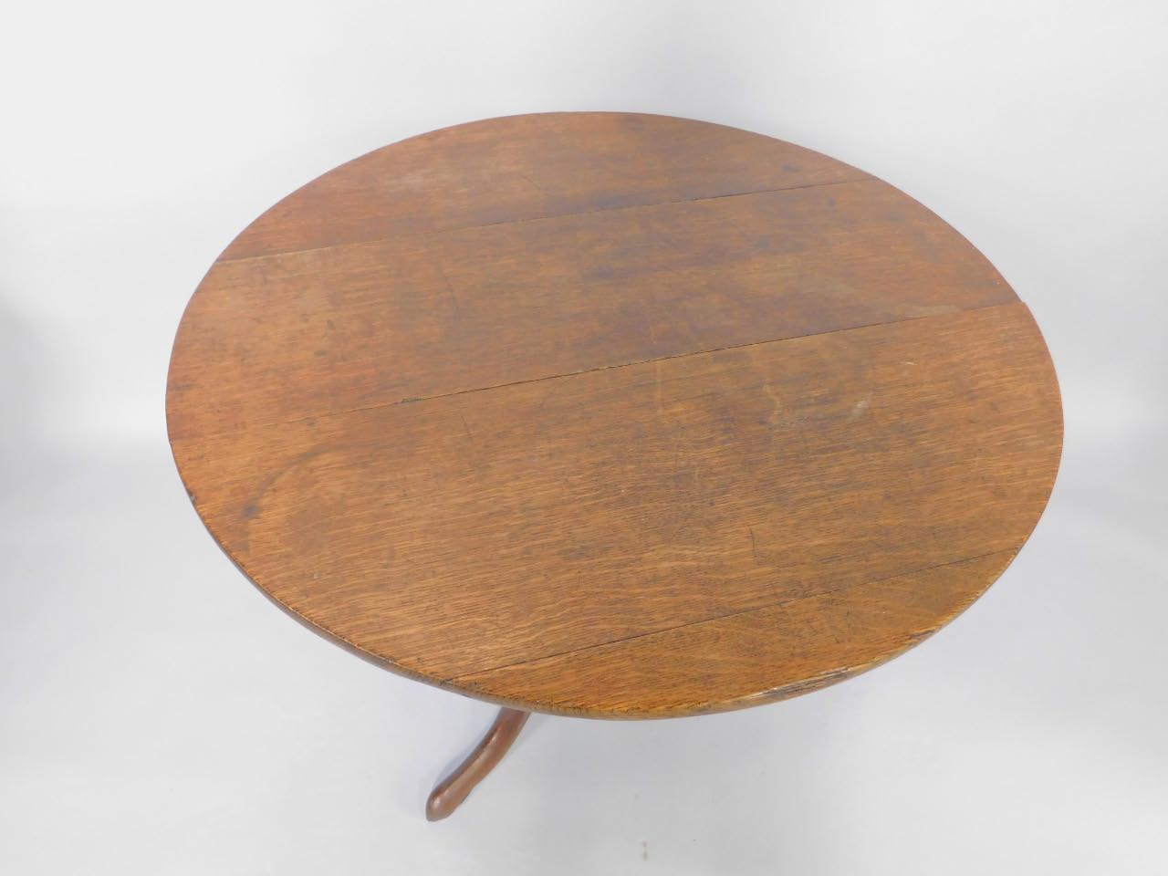 An 18thC oak circular tripod table, with turned column, 85cm diameter. - Bild 2 aus 2