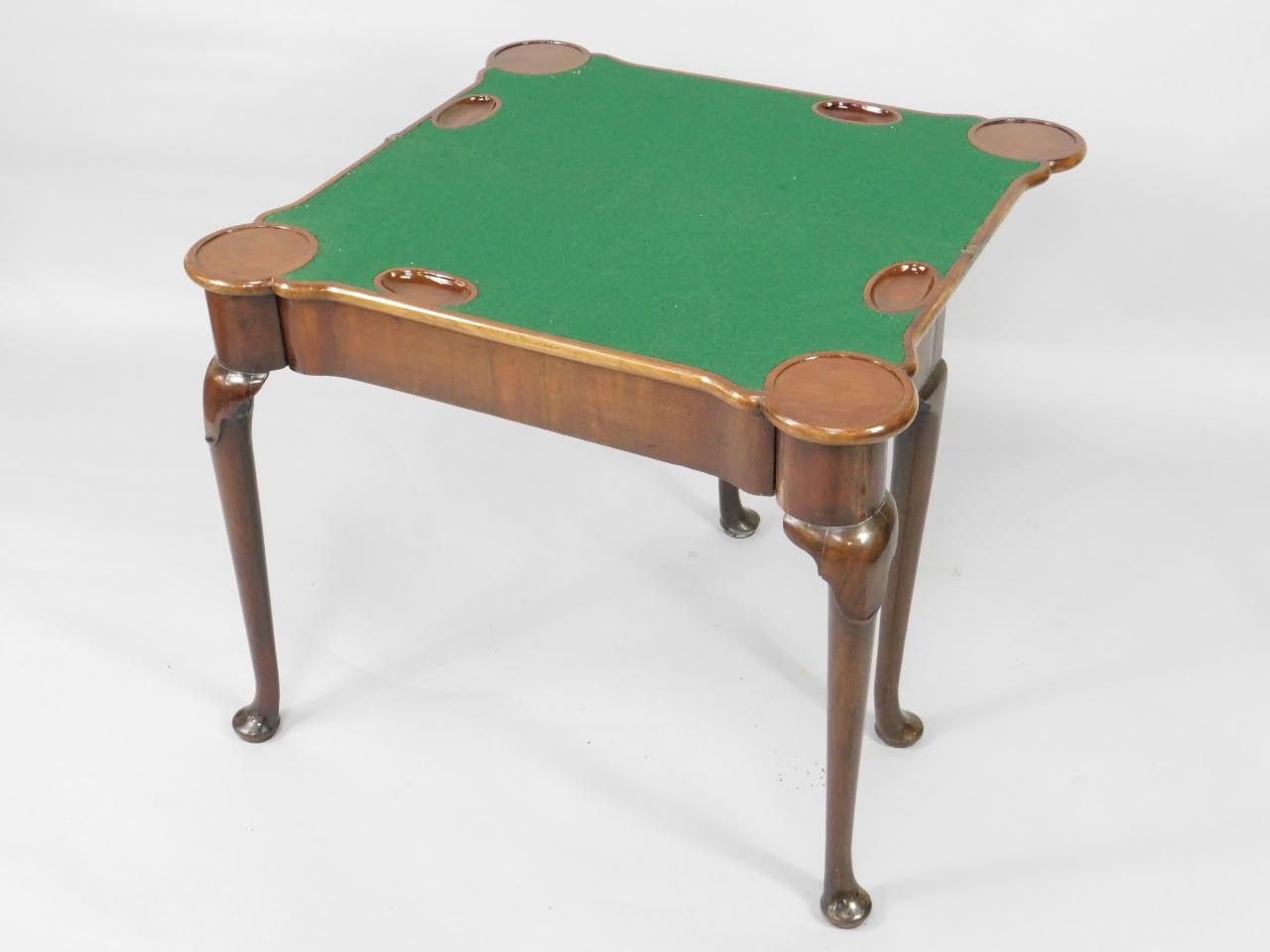 A George II mahogany turnover top card table, with green beize lining and counter cups and candle - Bild 2 aus 4