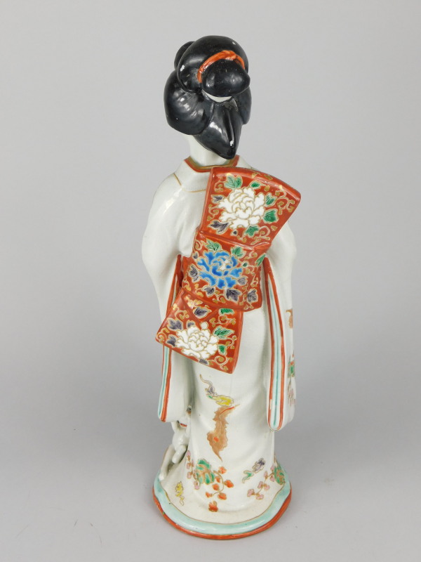 A 19thC Japanese porcelain Meiji figure, of a geisha girl and a kitten, with an elaborately - Bild 2 aus 3