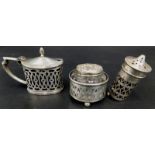 A collection of small silver, to include a mustard pot with pierced sides and blue glass liner, a