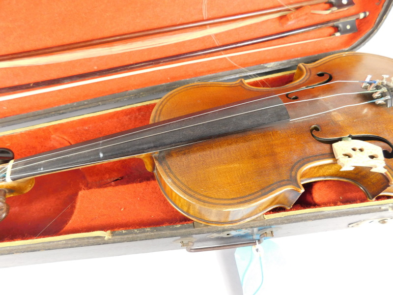 A late 19th/early 20thC German violin, with double purfling to the border, bearing an indistinct - Image 2 of 2