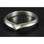 WITHDRAWN PRE SALE BY VENDOR. A platinum wedding band, with V shaped design, 3.7g.