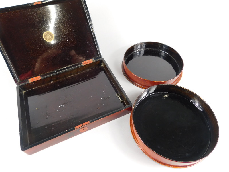 Two oriental lacquer items, a box decorated with trees, birds etc. and a circular box decorated with - Bild 2 aus 3