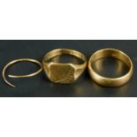 Two 9ct gold rings, to include a wedding band, and a signet ring, with vacant cartouche, and a loose