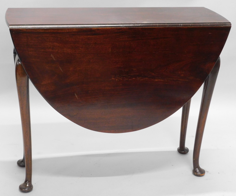 A mahogany gateleg table, the oval top on cabriole legs, with pad feet, 90cm wide.