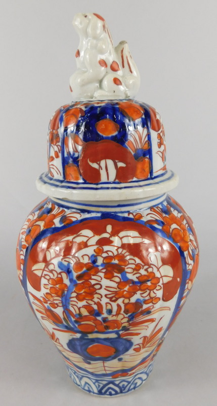 A late 19th/early 20thC Japanese Imari jar and cover, with a Dog of Fo finial, 27cm high