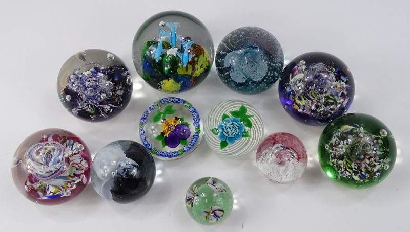 Various 20thC glass paperweights to include a swirl example set with blue and green flower, marked - Bild 2 aus 2