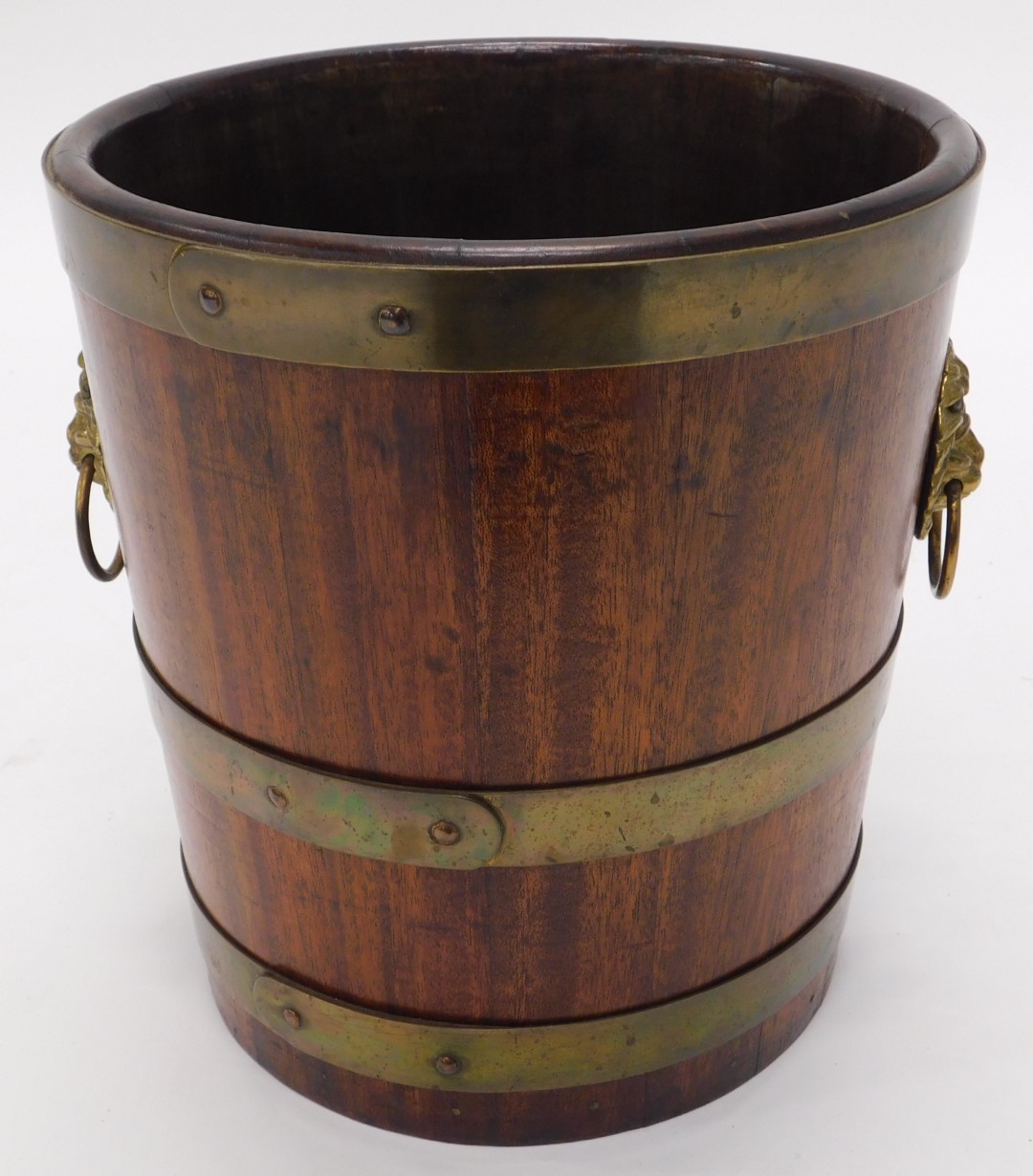 A 19thC mahogany and brass coopered waste paper basket or jardiniere, with gilt metal lion mask - Bild 2 aus 3