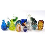 Various glass ornaments etc., to include a Mdina knight chess piece, marked beneath 15cm high, green