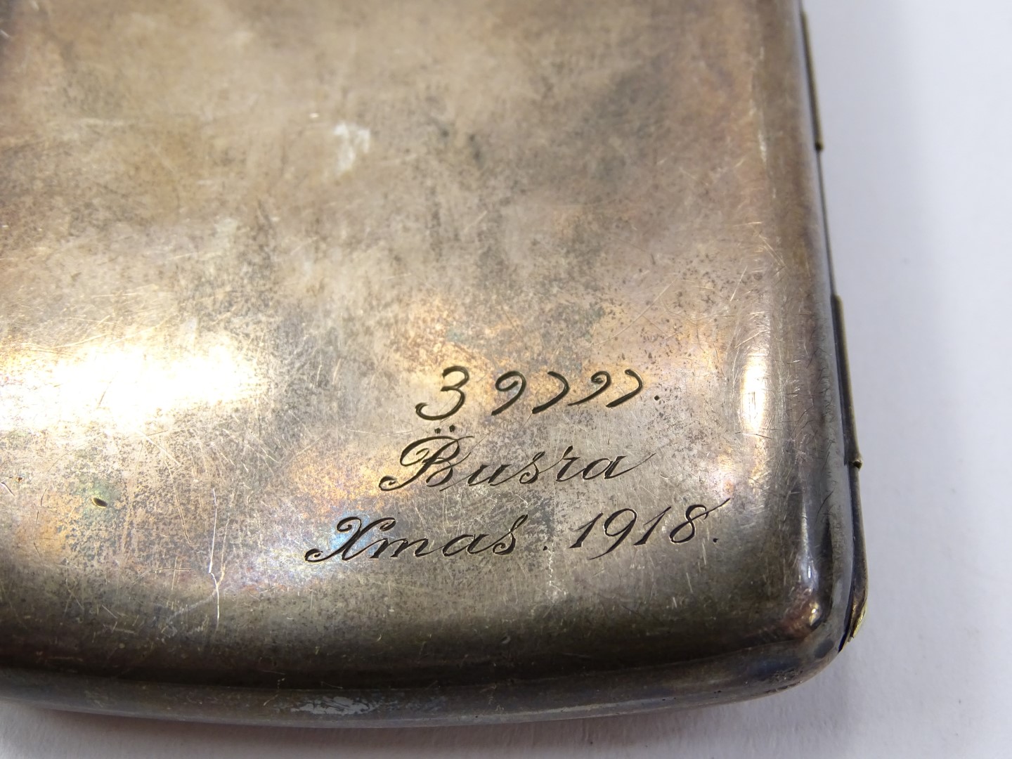 A large Edwardian silver vesta case, Birmingham 1904 and a cigarette case, bearing inscription for - Bild 2 aus 2