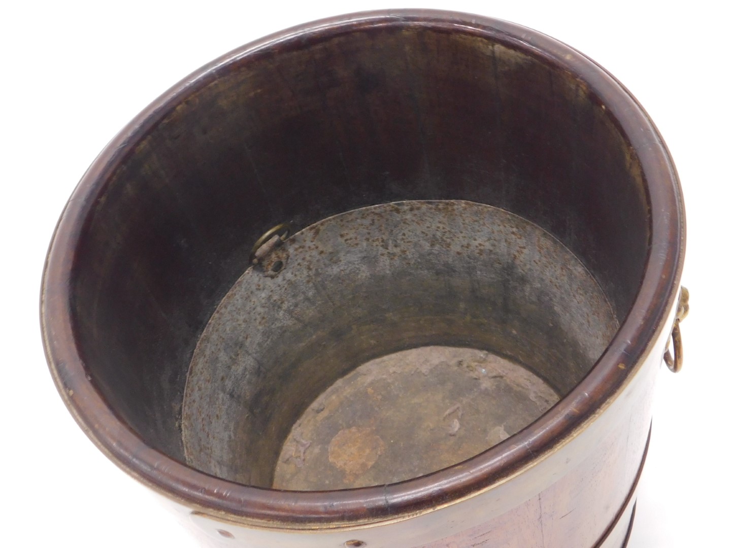 A 19thC mahogany and brass coopered waste paper basket or jardiniere, with gilt metal lion mask - Bild 3 aus 3