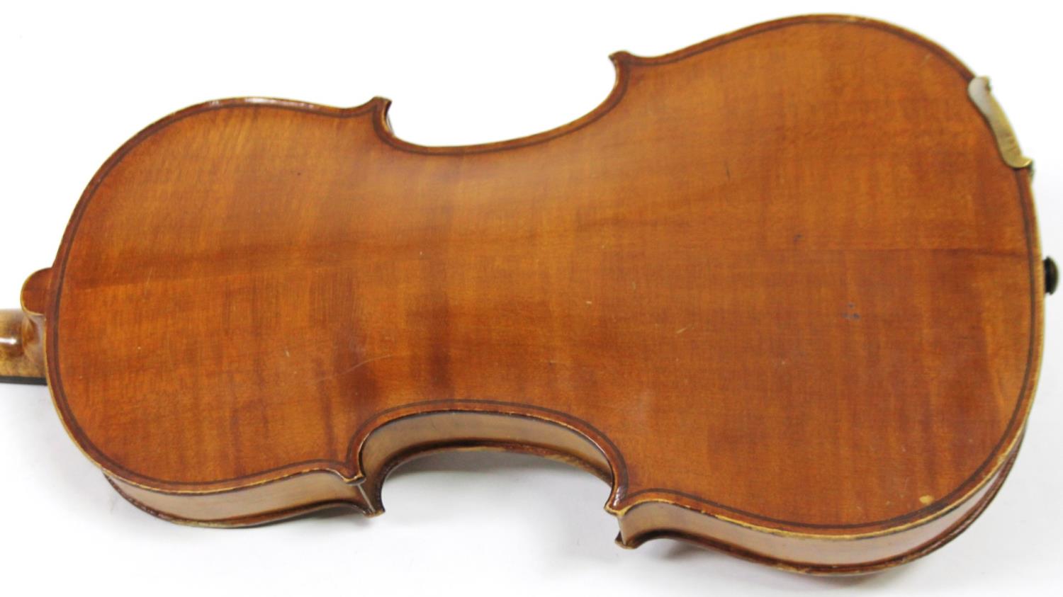 A 20thC pine violin, with two piece polished back, ebonised articulated tuning knops and a scroll - Bild 5 aus 9