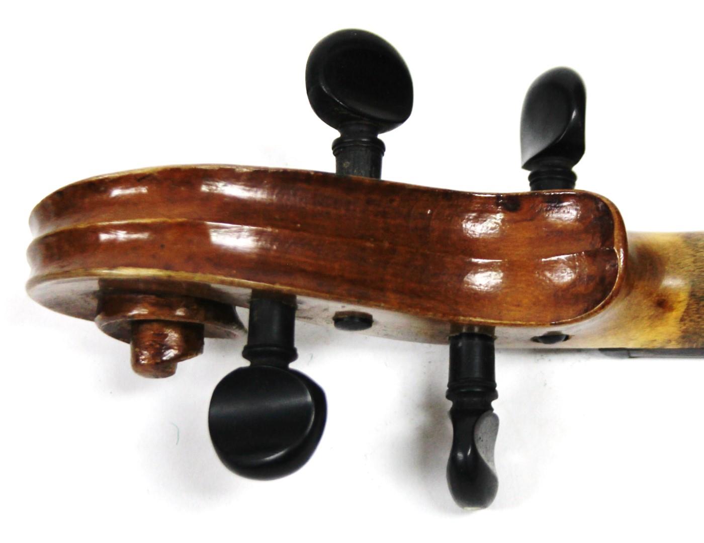 A 20thC pine violin, with two piece polished back, ebonised articulated tuning knops and a scroll - Bild 6 aus 9