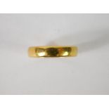 A 22ct gold wedding band, size M, 2.9g.