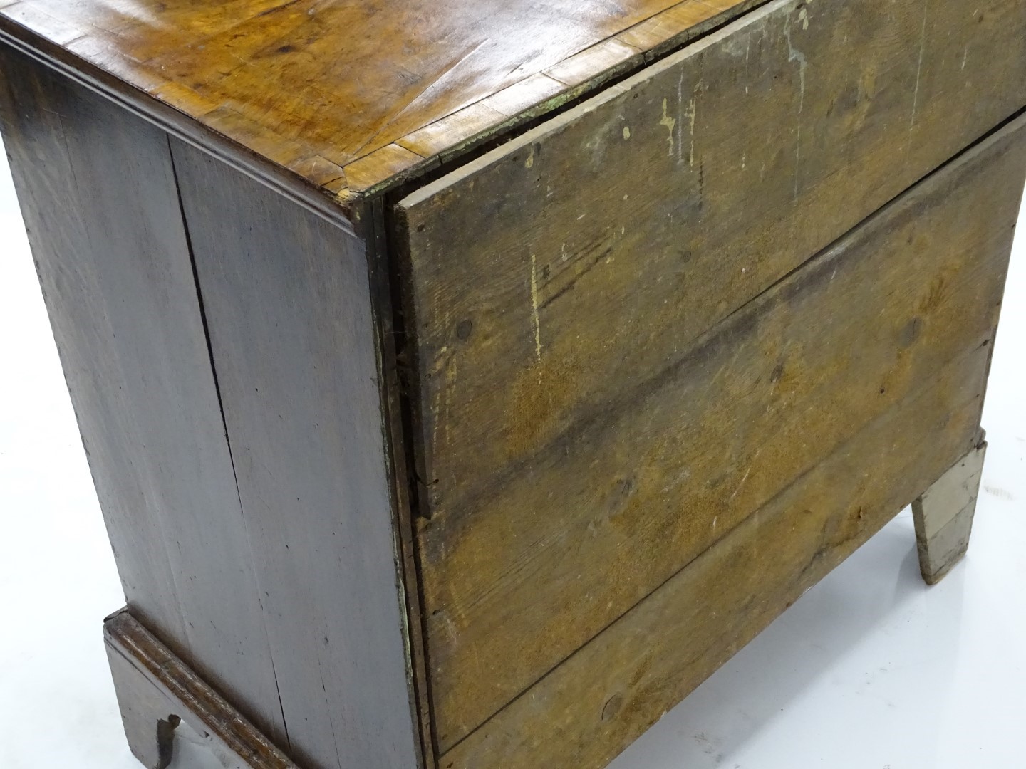 A mid 18thC walnut chest of drawers, the quarter veneered top with a crossbanded border, above two - Image 5 of 5