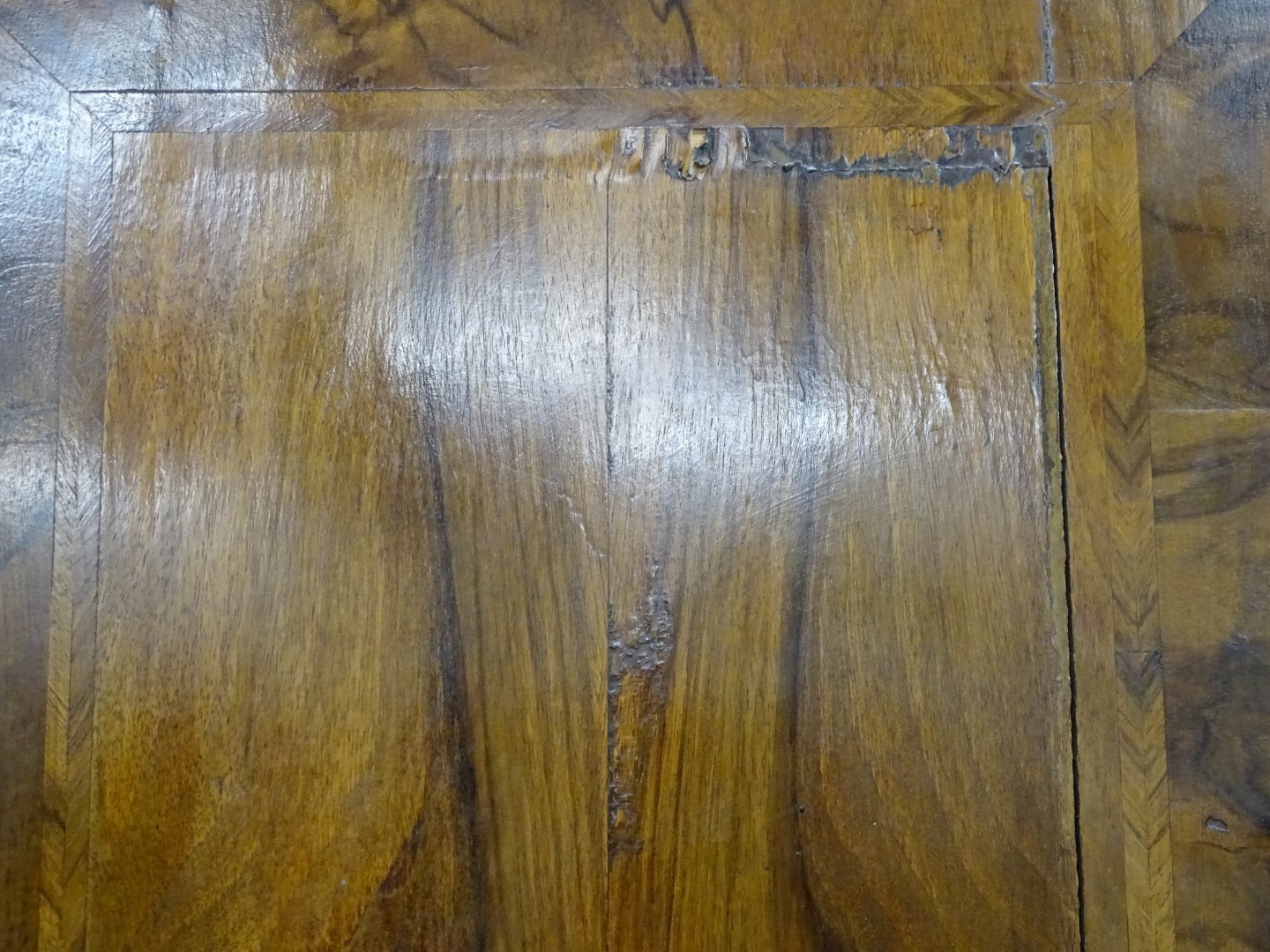 A late 19thC/early 20thC Dutch walnut and feather banded cabinet, the top with a moulded cornice - Image 3 of 3