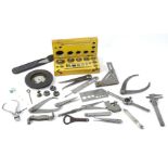 Various measuring devices, caliper style items, etc (a quantity).