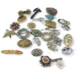 Various costume jewellery brooches, to include filigree type design and turquoise beaded set
