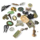 Costume jewellery brooches, to include a gold plated violin brooch, an Eastern style dragon