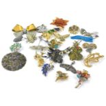 Costume jewellery brooches, to include pierced design and marcasite set bow brooch, a paste stone