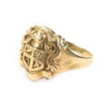 A gentleman's 9ct gold signet ring, cast with a crest, 4.4g.