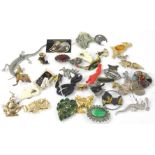 Costume jewellery brooches, to include teachers brooch, silver plated and agate set circular brooch,