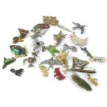 Various costume jewellery brooches, to include a frog brooch, lizard brooch, silver plated marcasite