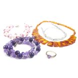 Various modern jewellery, to include 9ct gold dress ring, amber style graduated fan necklace, purple